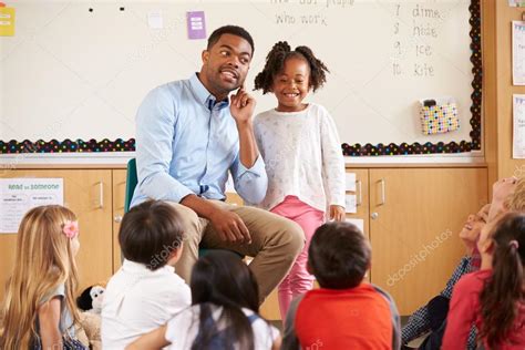 colegiala con profesor|Colegiala con profesor en clase elemental